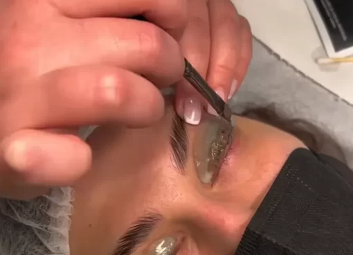 What happens if you open your eyes during a lash lamination